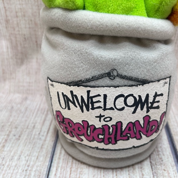 Oscar  Oscar the Grouch in Garbage Can Sesame Street Has Sound Tyco Plush 1999 - Picture 5 of 6